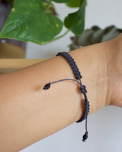 Cargar imagen en el visor de la galería, ✧ Pulsera de macramé con piedras naturales: Amatista ovalada