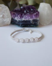 Cargar imagen en el visor de la galería, ✧ Pulsera de macramé con piedras naturales: Cuarzo rosa