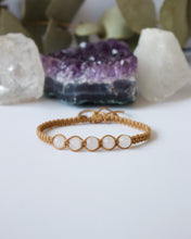Cargar imagen en el visor de la galería, ✧ Pulsera de macramé con piedras naturales: Cuarzo rosa