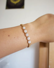 Cargar imagen en el visor de la galería, ✧ Pulsera de macramé con piedras naturales: Cuarzo rosa