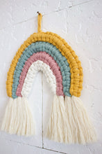 Cargar imagen en el visor de la galería, ✧ Arcoíris de macramé tejido a mano | Colgante de pared bohemio