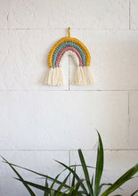 Cargar imagen en el visor de la galería, ✧ Arcoíris de macramé tejido a mano | Colgante de pared bohemio
