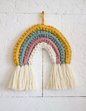 Cargar imagen en el visor de la galería, ✧ Arcoíris de macramé tejido a mano | Colgante de pared bohemio