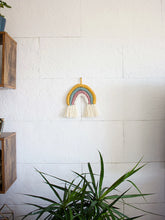 Cargar imagen en el visor de la galería, ✧ Arcoíris de macramé tejido a mano | Colgante de pared bohemio