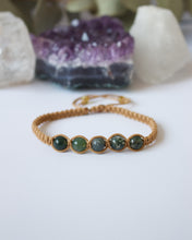 Cargar imagen en el visor de la galería, ✧ Pulsera de macramé con piedras naturales: Jade