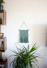 Cargar imagen en el visor de la galería, ✧ Colgante de pared de macramé bohemio tejido a mano #1 | Tapices de macramé boho