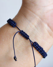 Cargar imagen en el visor de la galería, ✧ Pulsera de macramé con piedras naturales: Obsidiana