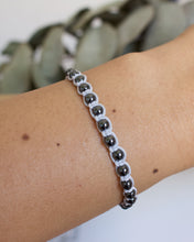 Cargar imagen en el visor de la galería, ✧ Pulsera de macramé con piedras naturales: Hematita