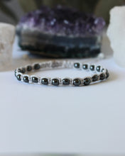 Cargar imagen en el visor de la galería, ✧ Pulsera de macramé con piedras naturales: Hematita