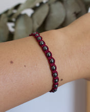 Cargar imagen en el visor de la galería, ✧ Pulsera de macramé con piedras naturales: Hematita