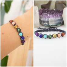 Load image into Gallery viewer, ✧ Pulsera de los 7 Chakras | Pulseras de macramé con piedras naturales : Jaspe rojo, Calcita, Citrino, Jade, Turquesa, Lapislázuli y Amatista.
