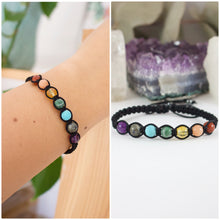 Load image into Gallery viewer, ✧ Pulsera de los 7 Chakras | Pulseras de macramé con piedras naturales : Jaspe rojo, Calcita, Citrino, Jade, Turquesa, Lapislázuli y Amatista.
