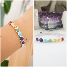 Load image into Gallery viewer, ✧ Pulsera de los 7 Chakras | Pulseras de macramé con piedras naturales : Jaspe rojo, Calcita, Citrino, Jade, Turquesa, Lapislázuli y Amatista.
