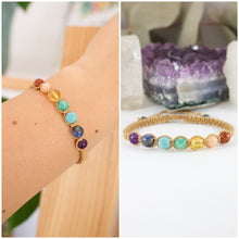 Load image into Gallery viewer, ✧ Pulsera de los 7 Chakras | Pulseras de macramé con piedras naturales : Jaspe rojo, Calcita, Citrino, Jade, Turquesa, Lapislázuli y Amatista.
