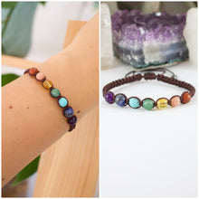 Load image into Gallery viewer, ✧ Pulsera de los 7 Chakras | Pulseras de macramé con piedras naturales : Jaspe rojo, Calcita, Citrino, Jade, Turquesa, Lapislázuli y Amatista.
