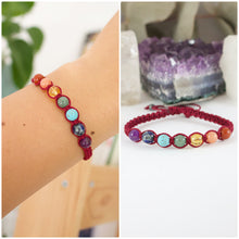 Load image into Gallery viewer, ✧ Pulsera de los 7 Chakras | Pulseras de macramé con piedras naturales : Jaspe rojo, Calcita, Citrino, Jade, Turquesa, Lapislázuli y Amatista.
