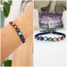 Load image into Gallery viewer, ✧ Pulsera de los 7 Chakras | Pulseras de macramé con piedras naturales : Jaspe rojo, Calcita, Citrino, Jade, Turquesa, Lapislázuli y Amatista.
