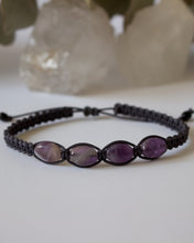 Load image into Gallery viewer, ✧ Pulsera de macramé con piedras naturales: Amatista ovalada
