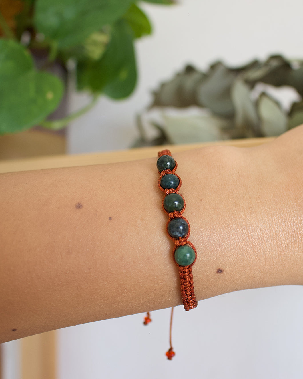 ✧ Pulsera de macramé con piedras naturales: Jade