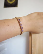 Load image into Gallery viewer, ✧ Pulsera de macramé con piedras naturales: Amatista
