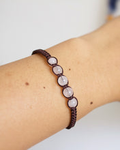 Load image into Gallery viewer, ✧ Pulsera de macramé con piedras naturales: Cuarzo rosa
