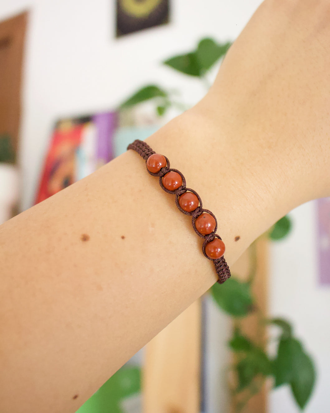 ✧ Pulsera de macramé con piedras naturales : Jaspe Rojo