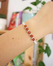 Load image into Gallery viewer, ✧ Pulsera de macramé con piedras naturales : Jaspe Rojo
