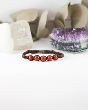 Load image into Gallery viewer, ✧ Pulsera de macramé con piedras naturales : Jaspe Rojo
