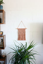 Load image into Gallery viewer, ✧ Colgante de pared de macramé bohemio tejido a mano #1 | Tapices de macramé boho
