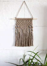 Load image into Gallery viewer, ✧ Colgante de pared de macramé bohemio tejido a mano #1 | Tapices de macramé boho
