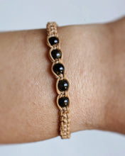 Load image into Gallery viewer, ✧ Pulsera de macramé con piedras naturales: Obsidiana
