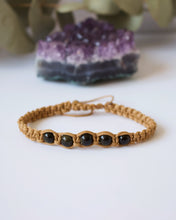 Load image into Gallery viewer, ✧ Pulsera de macramé con piedras naturales: Obsidiana
