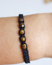 Load image into Gallery viewer, ✧ Pulsera de macramé con piedras naturales: Ojo de tigre
