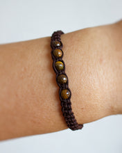 Load image into Gallery viewer, ✧ Pulsera de macramé con piedras naturales: Ojo de tigre
