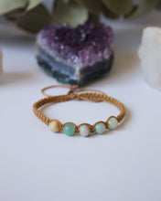 Load image into Gallery viewer, ✧ Pulsera de macramé con piedras naturales: Amazonita
