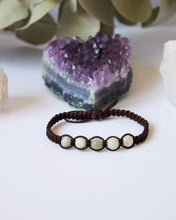 Load image into Gallery viewer, ✧ Pulsera de macramé con piedras naturales: Amazonita
