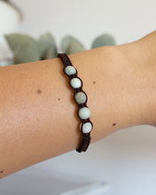 Load image into Gallery viewer, ✧ Pulsera de macramé con piedras naturales: Amazonita
