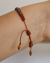 Load image into Gallery viewer, ✧ Pulsera de macramé con piedras naturales: Hematita
