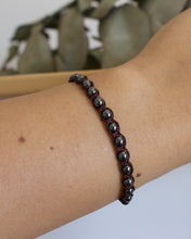 Load image into Gallery viewer, ✧ Pulsera de macramé con piedras naturales: Hematita
